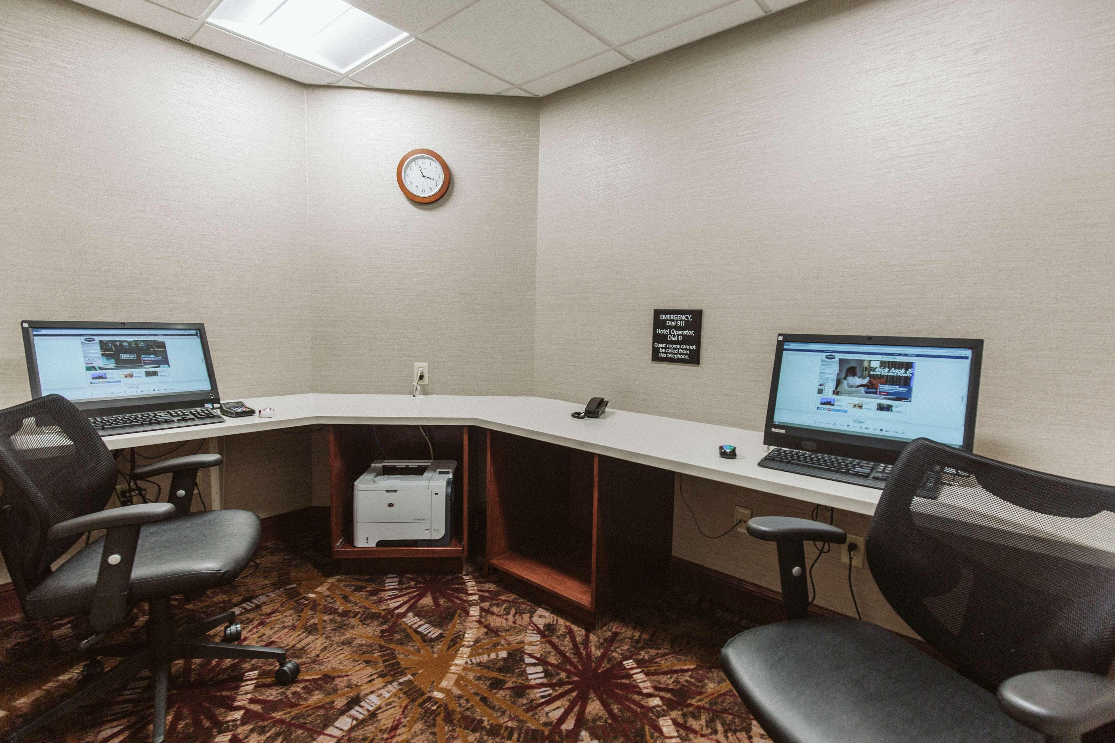 Hampton Inn Bismarck Bagian luar foto