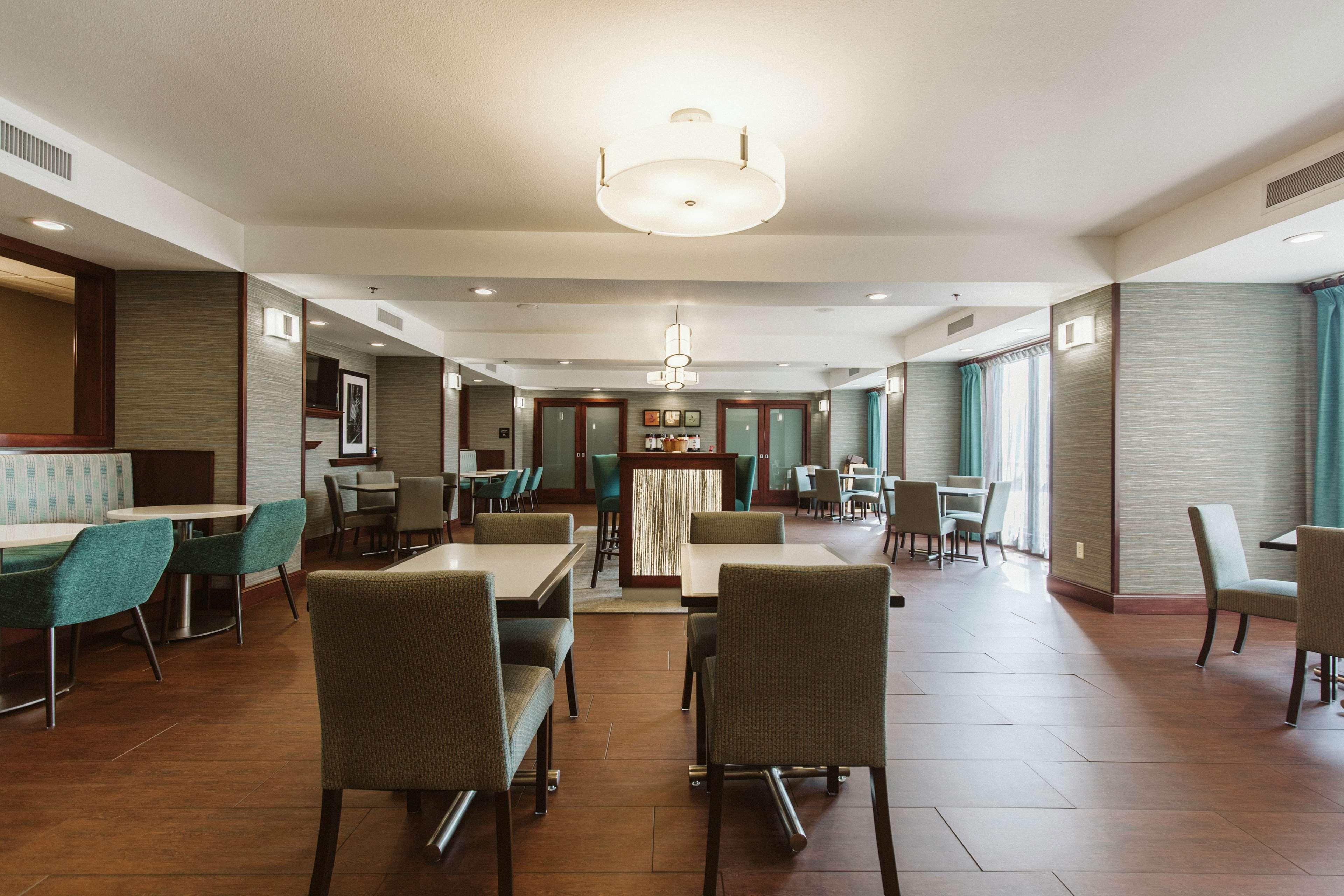 Hampton Inn Bismarck Bagian luar foto