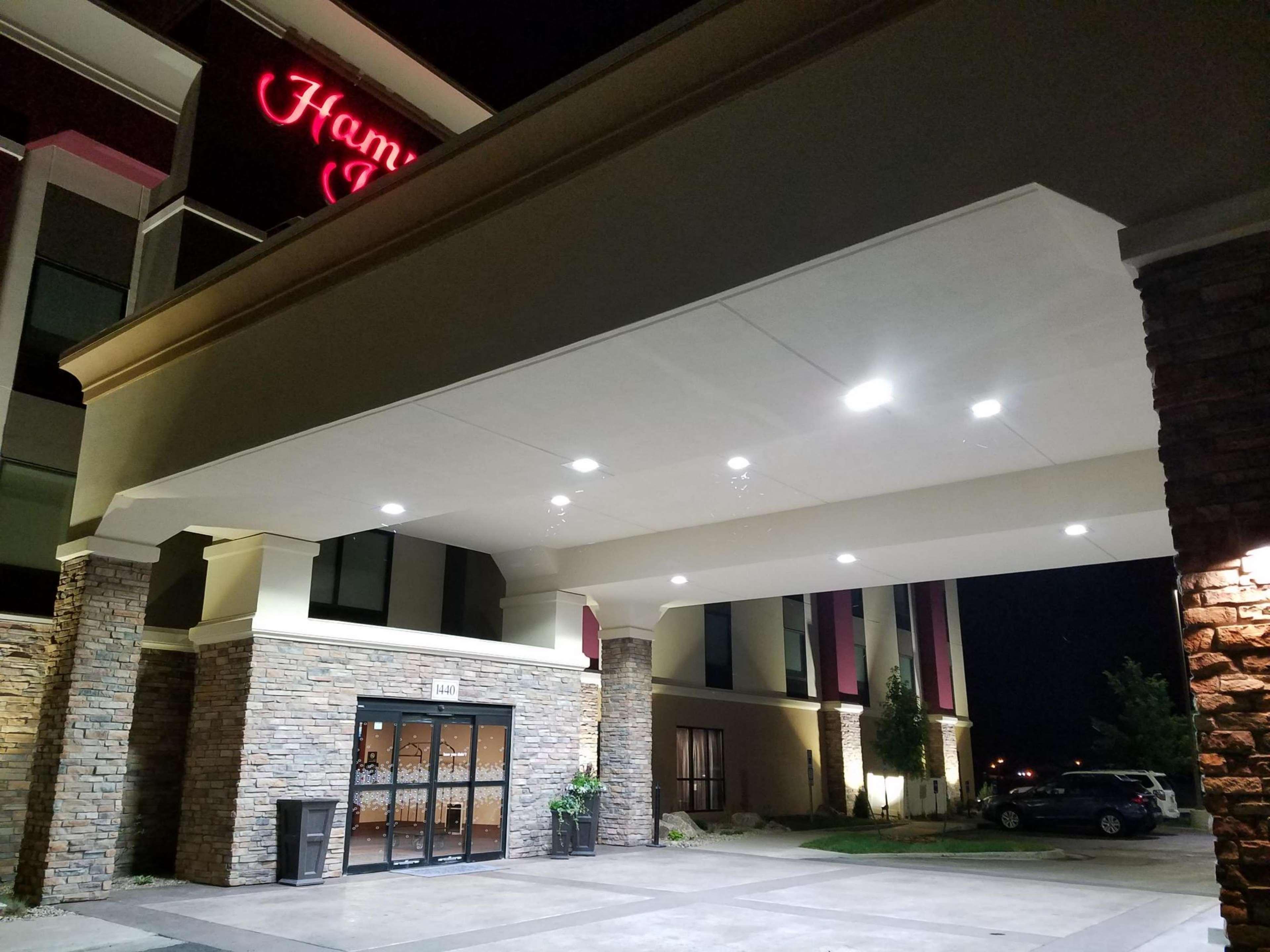 Hampton Inn Bismarck Bagian luar foto