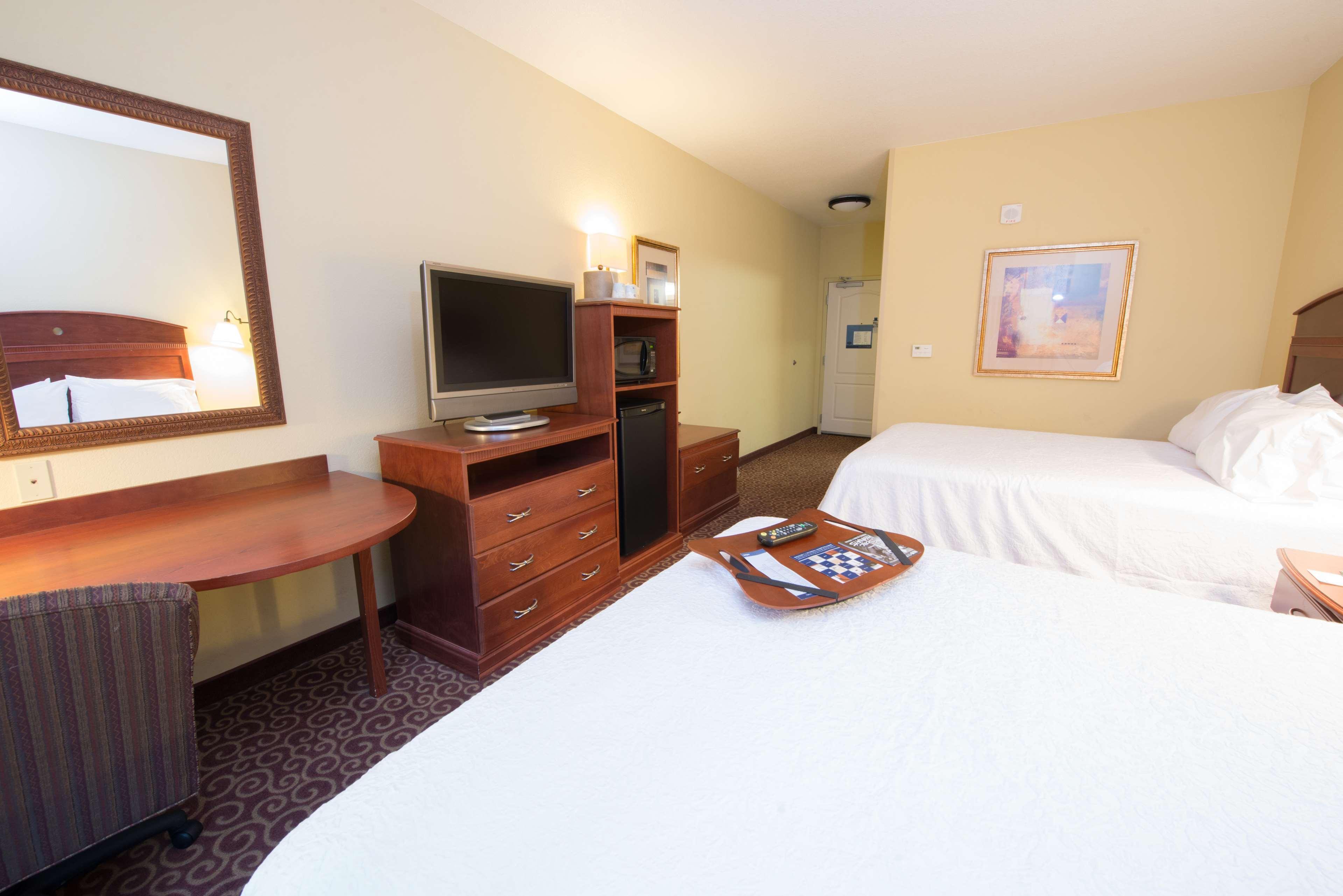 Hampton Inn Bismarck Bagian luar foto