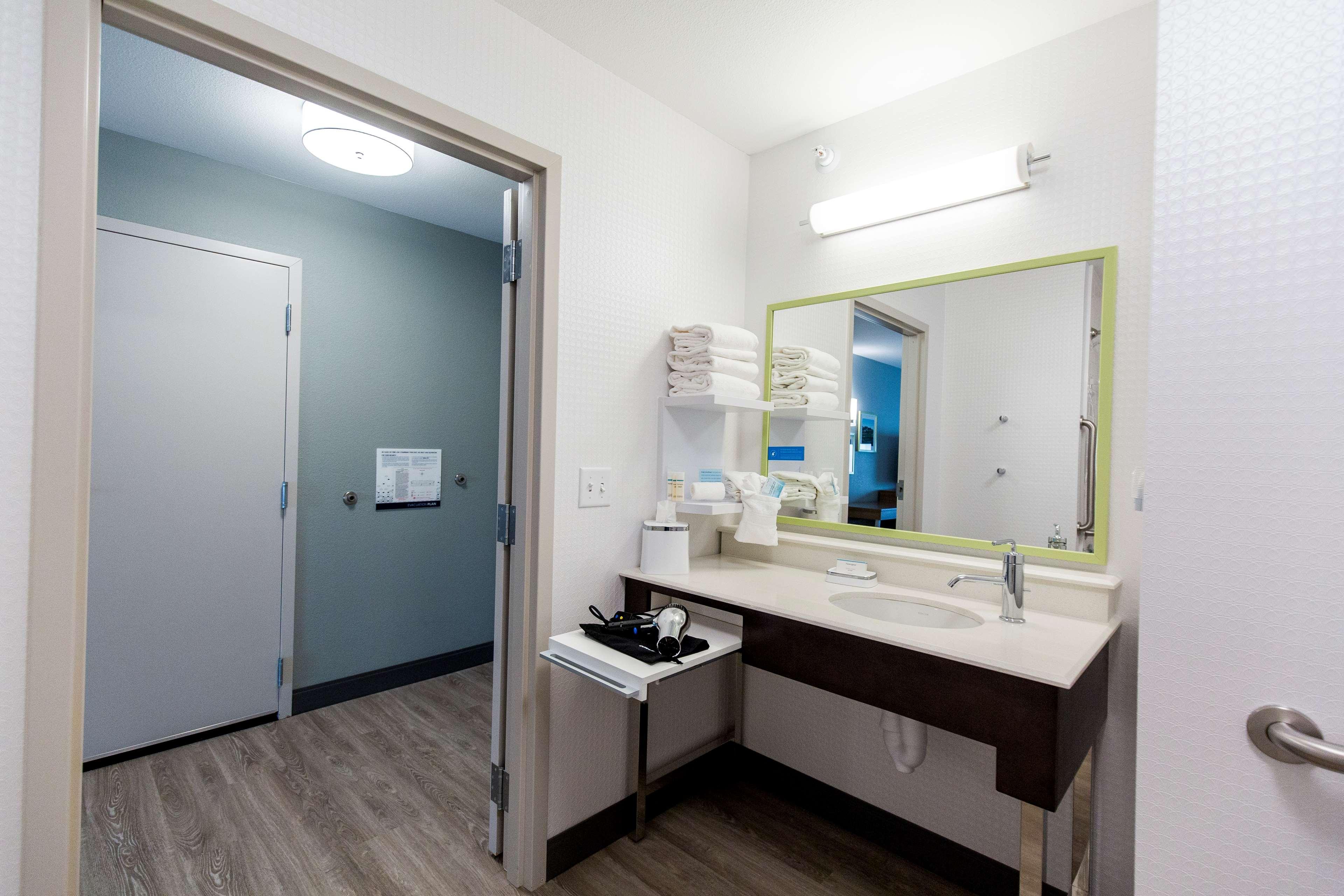 Hampton Inn Bismarck Bagian luar foto