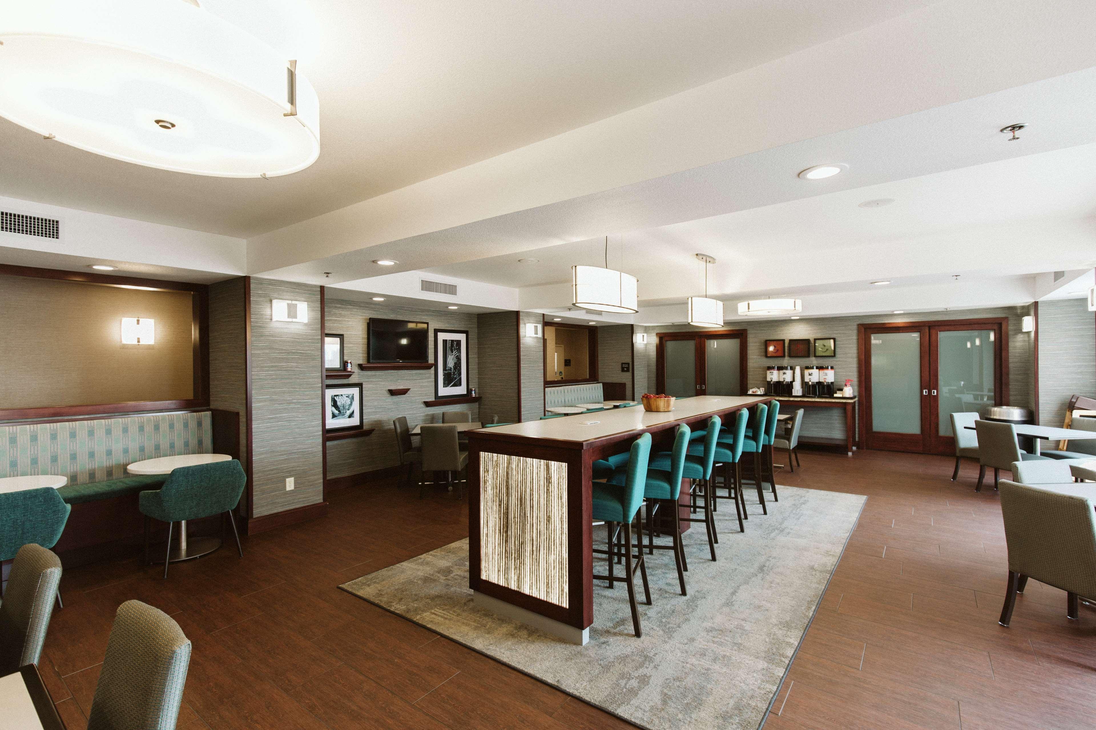 Hampton Inn Bismarck Bagian luar foto