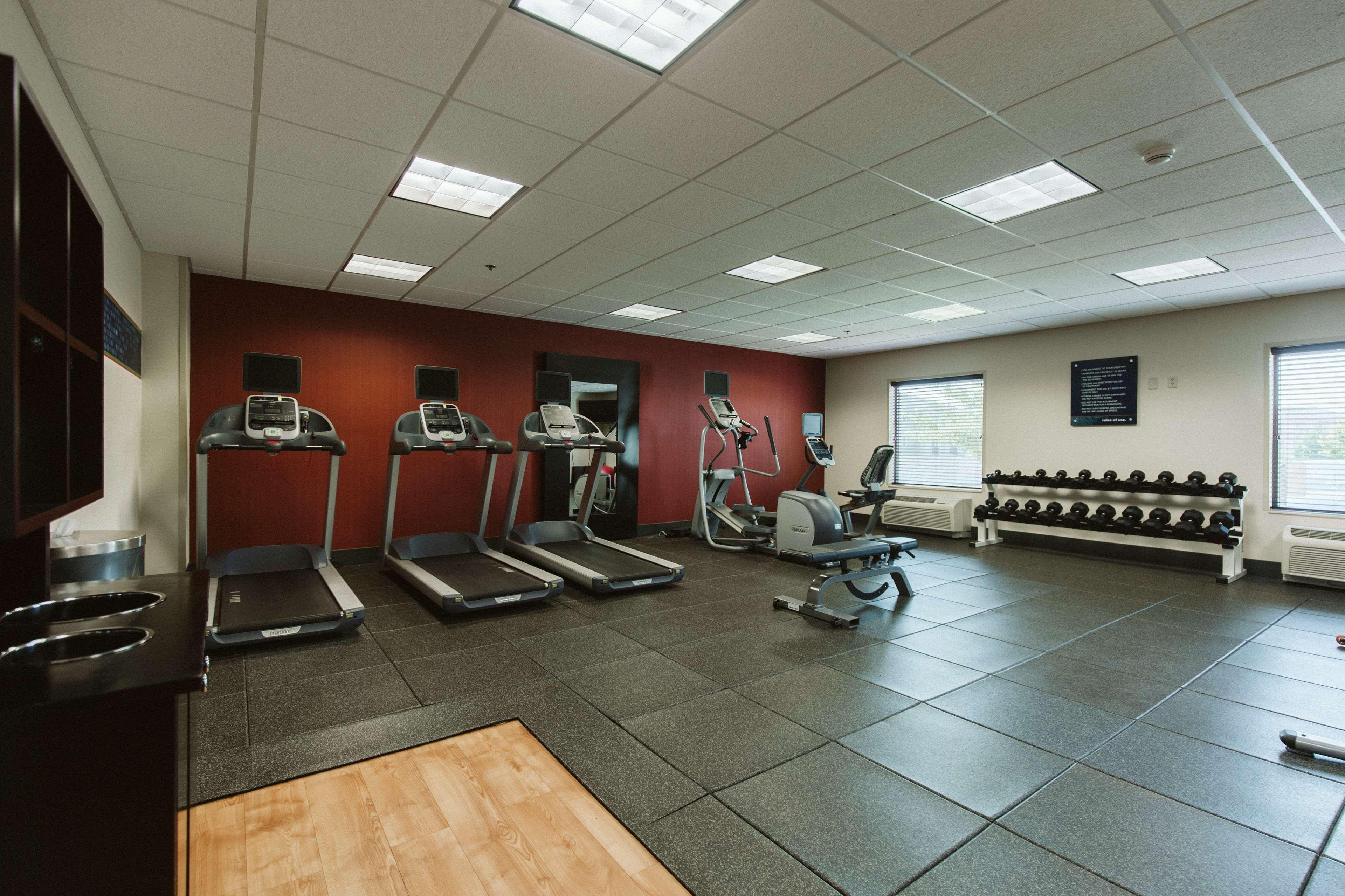 Hampton Inn Bismarck Bagian luar foto