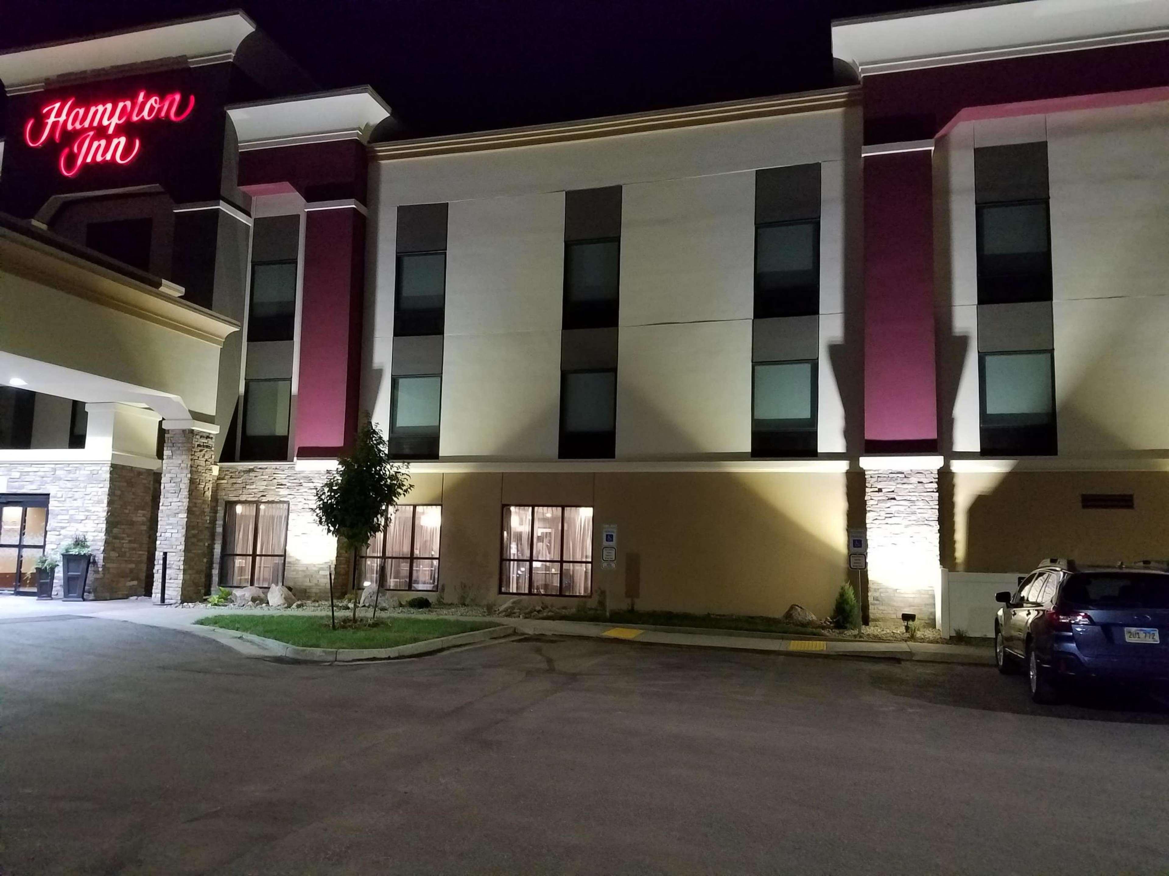 Hampton Inn Bismarck Bagian luar foto