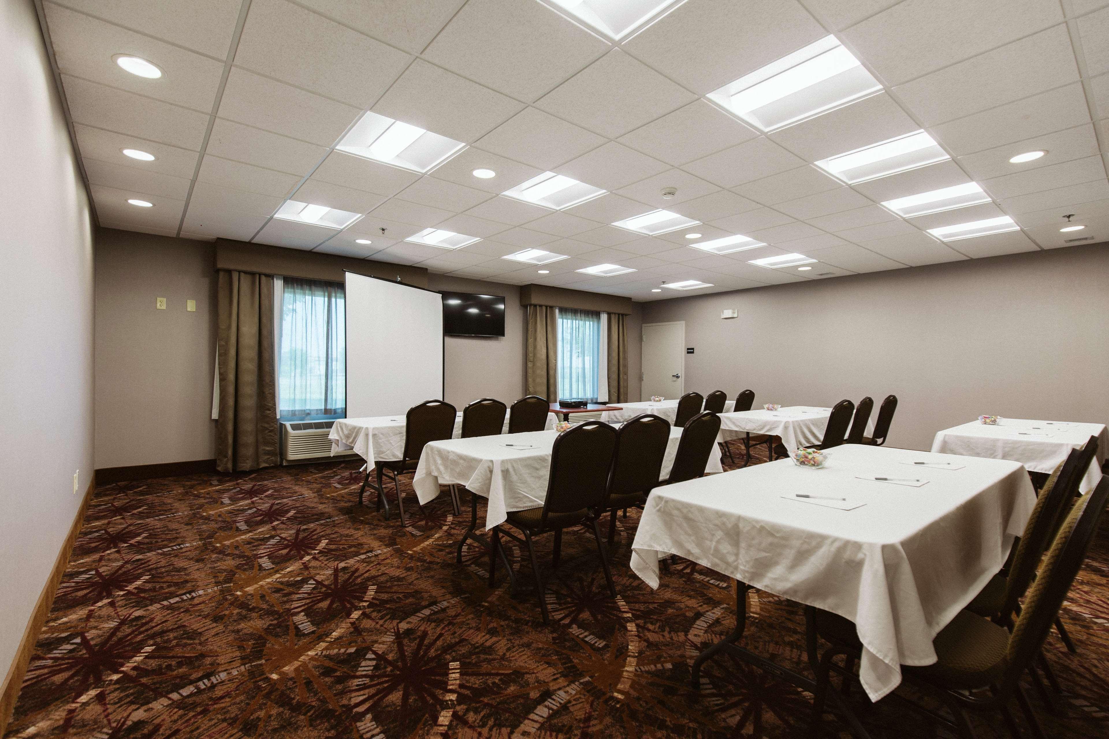 Hampton Inn Bismarck Bagian luar foto