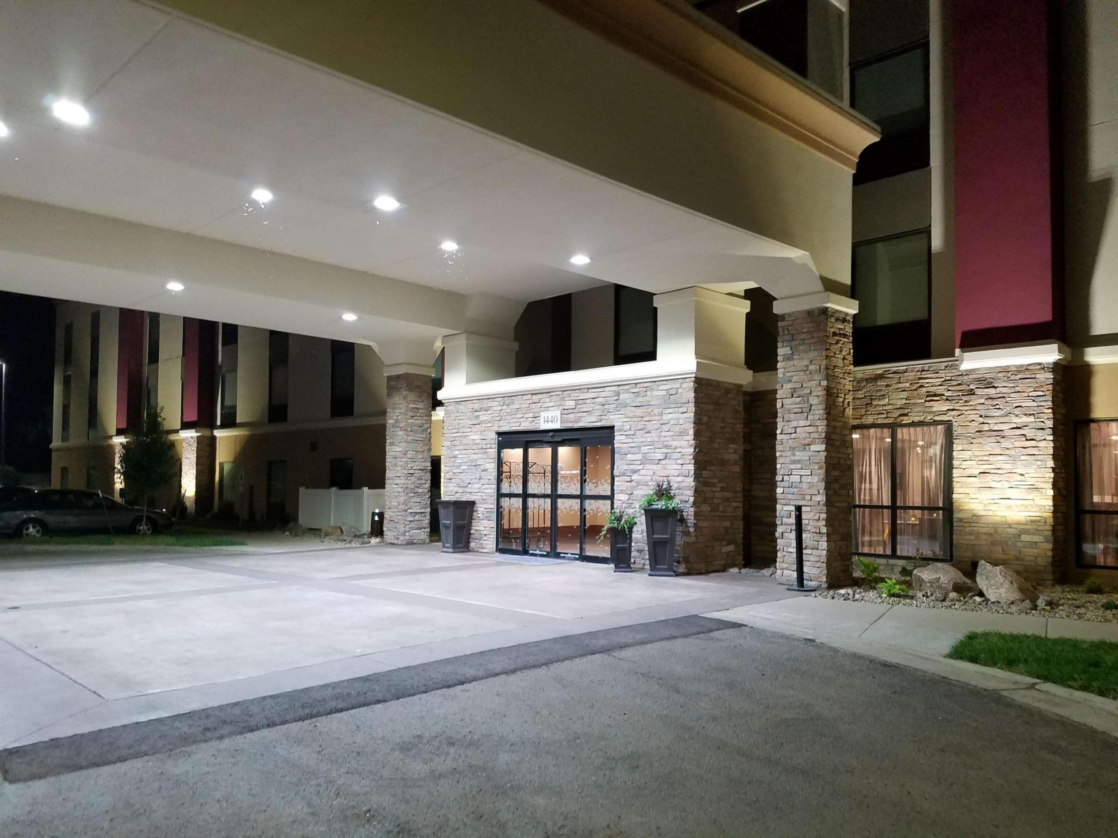 Hampton Inn Bismarck Bagian luar foto