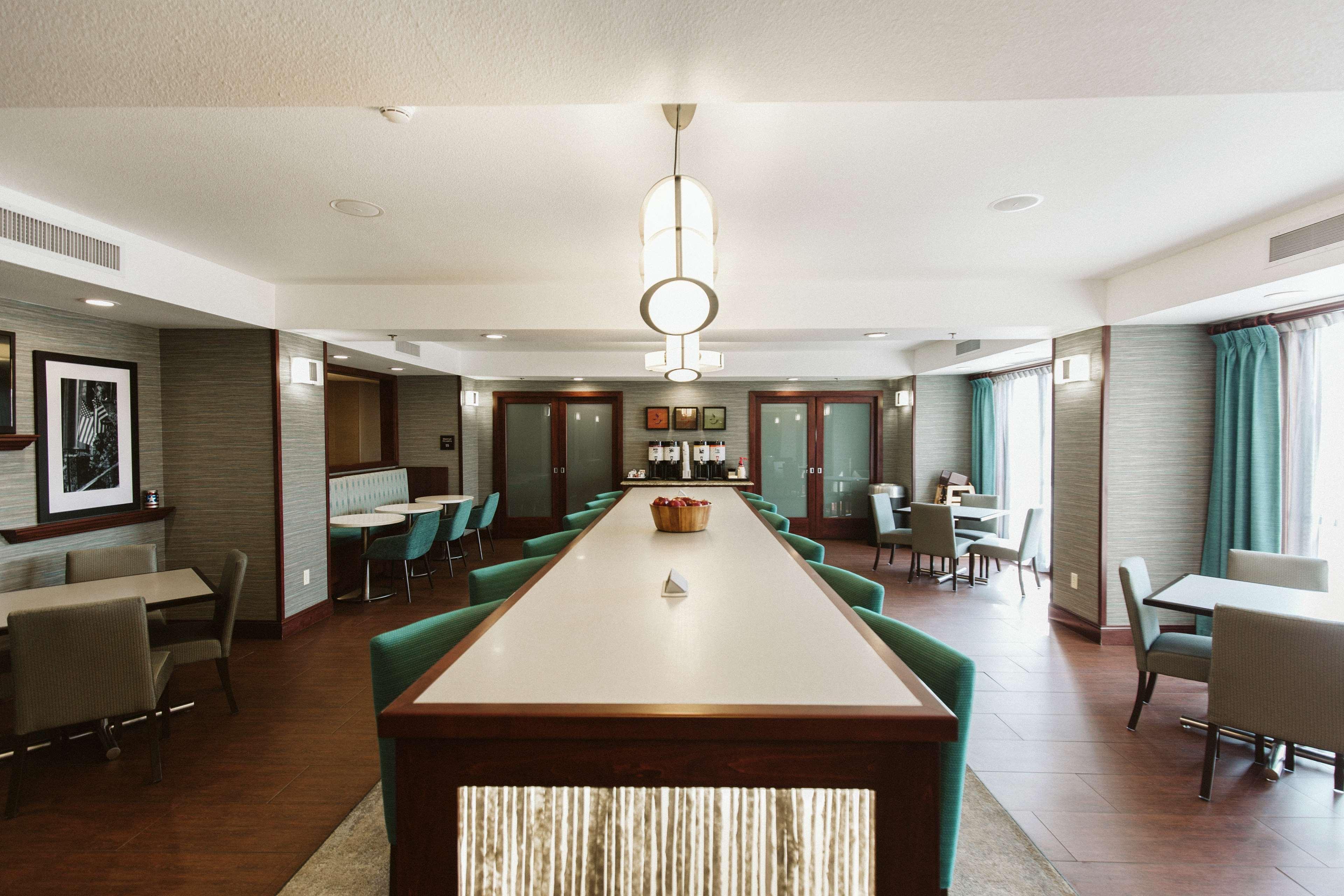 Hampton Inn Bismarck Bagian luar foto