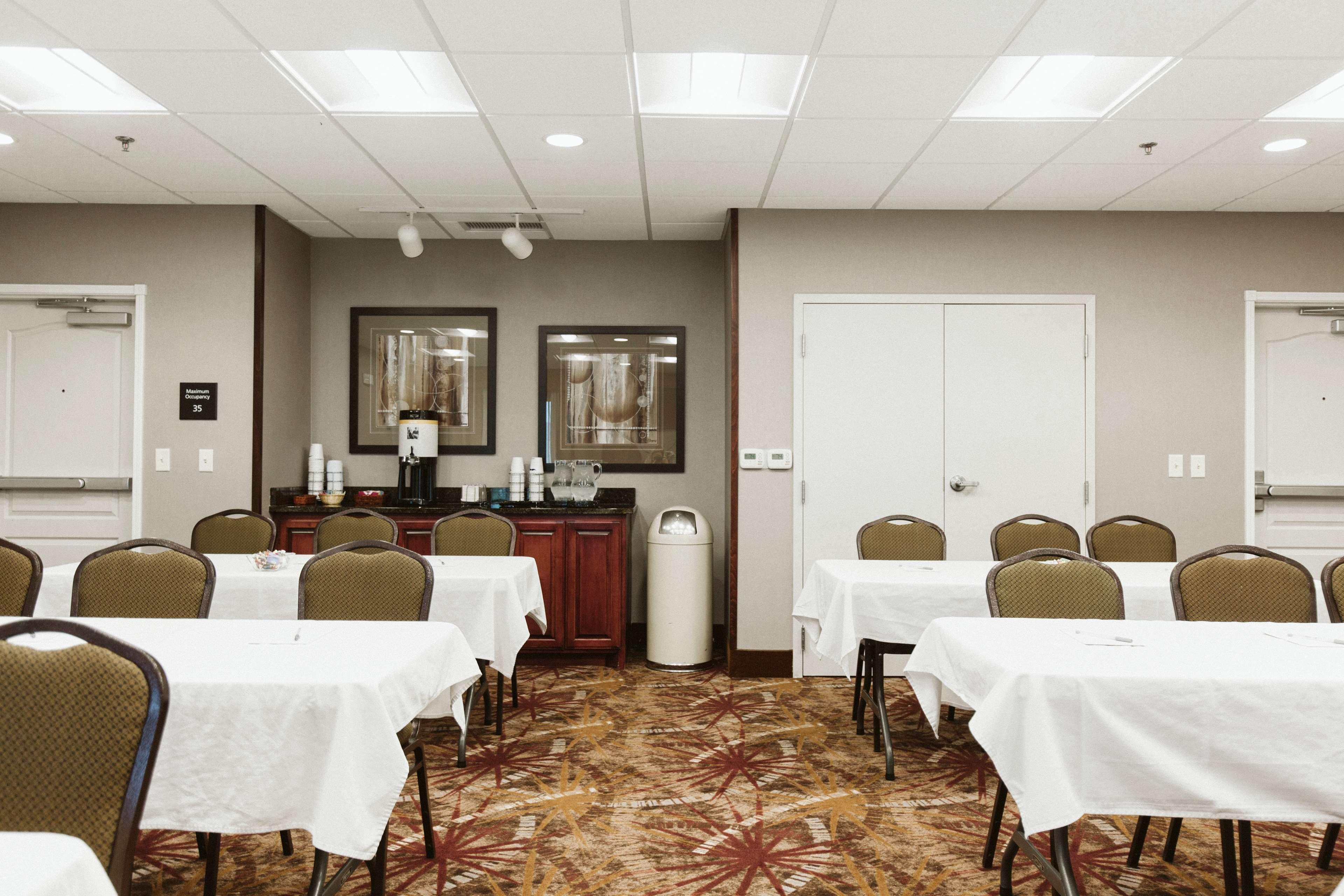 Hampton Inn Bismarck Bagian luar foto