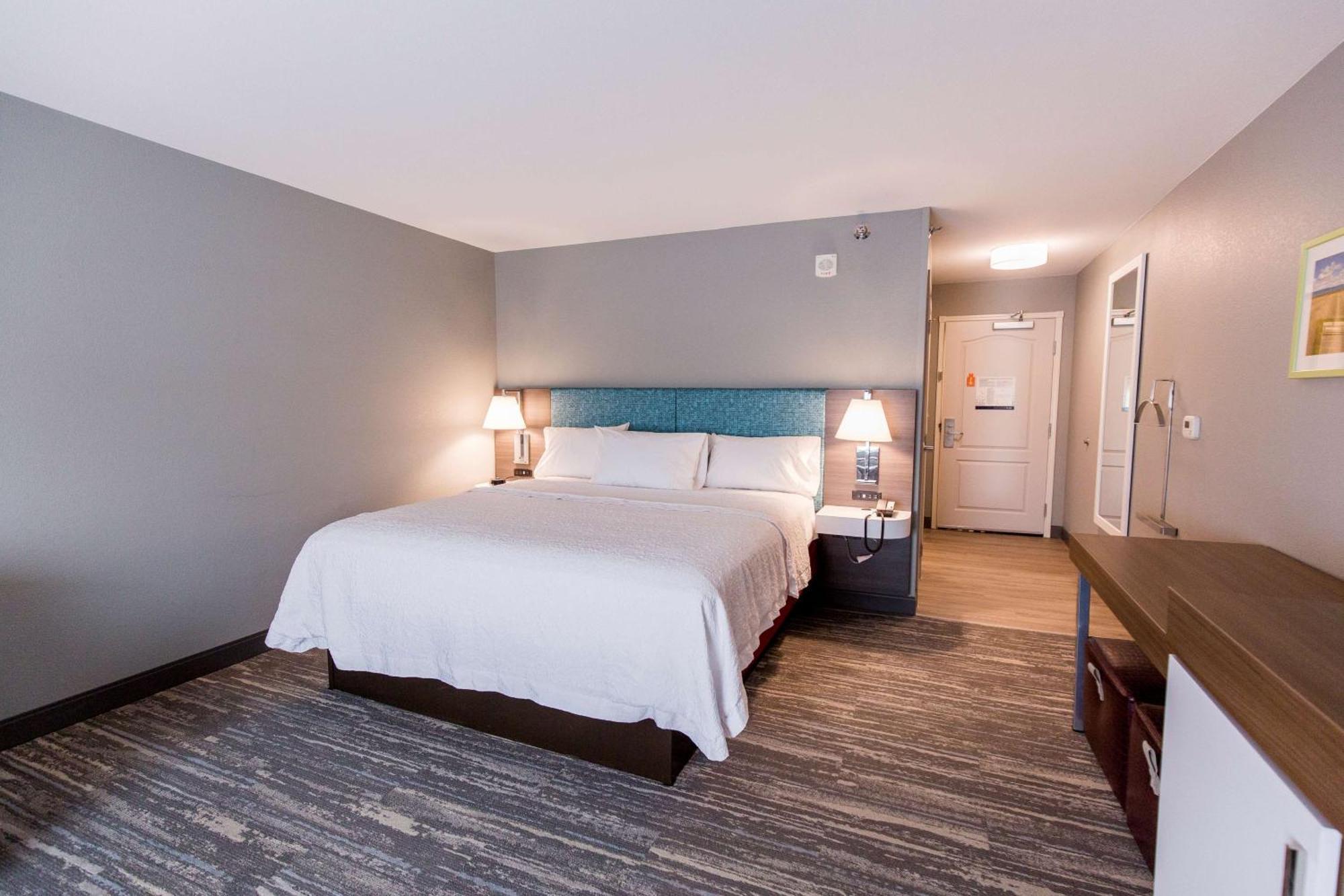 Hampton Inn Bismarck Bagian luar foto