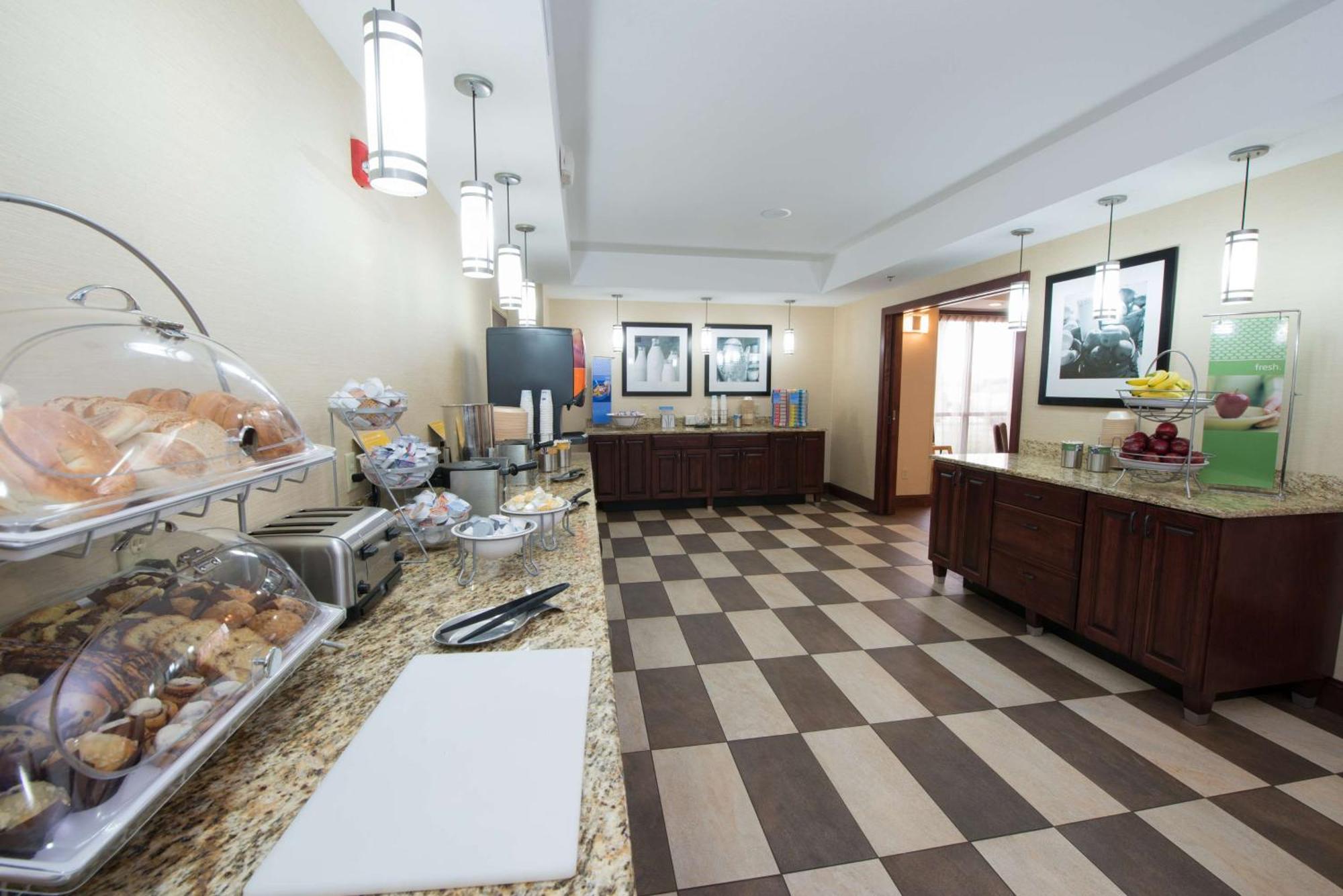 Hampton Inn Bismarck Bagian luar foto