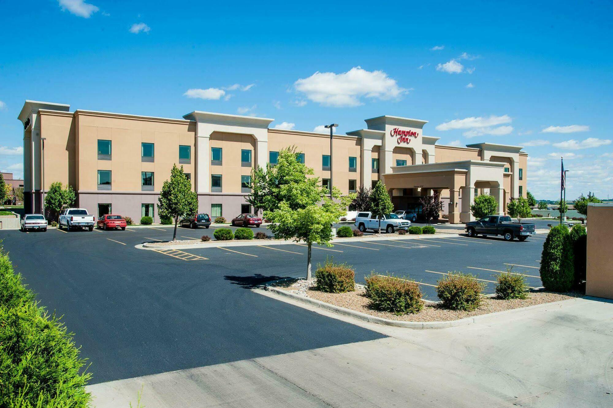 Hampton Inn Bismarck Bagian luar foto