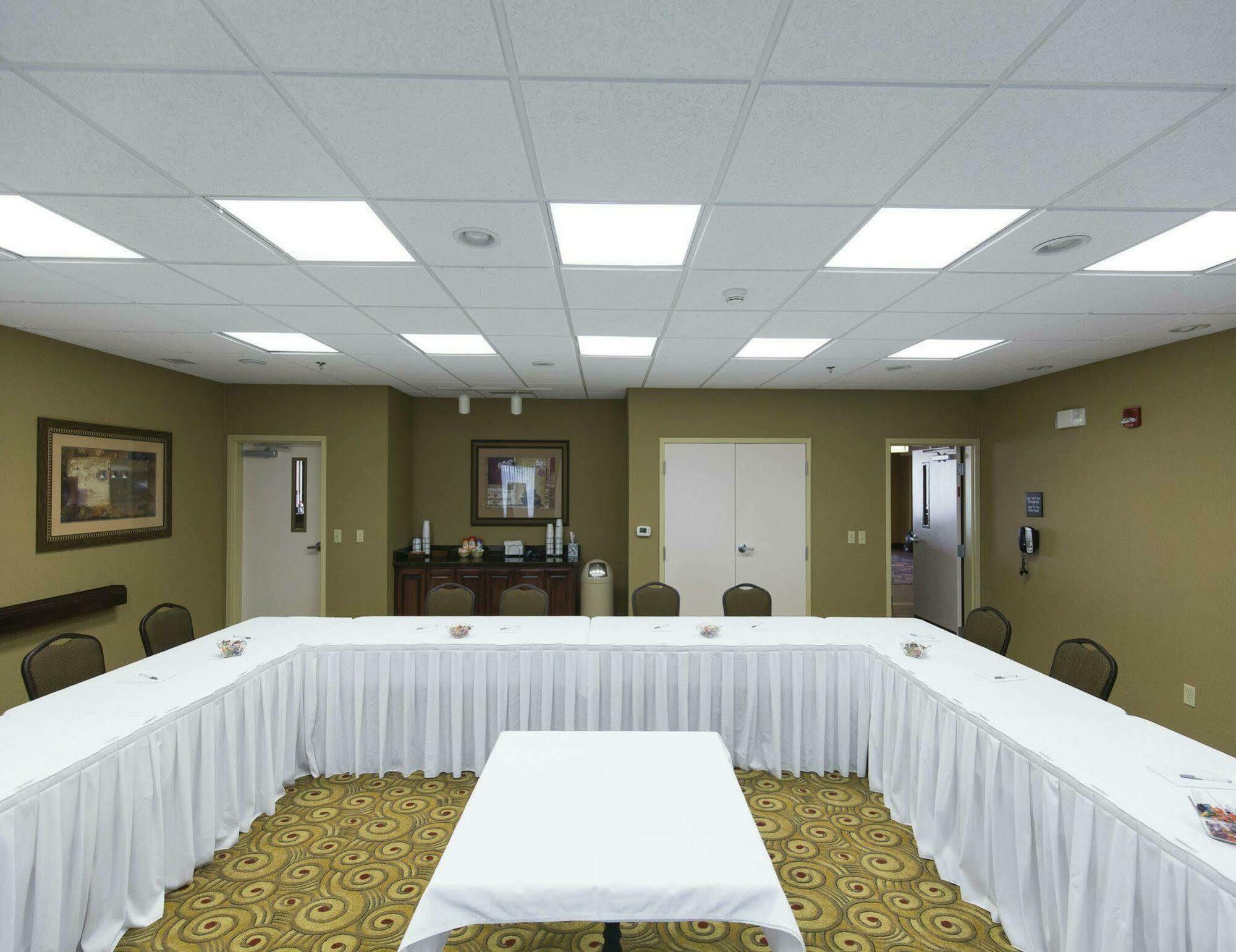 Hampton Inn Bismarck Bagian luar foto